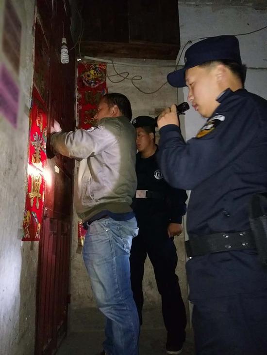 常州粗心妈妈误将幼女锁家中 民警全城寻开锁师傅开门